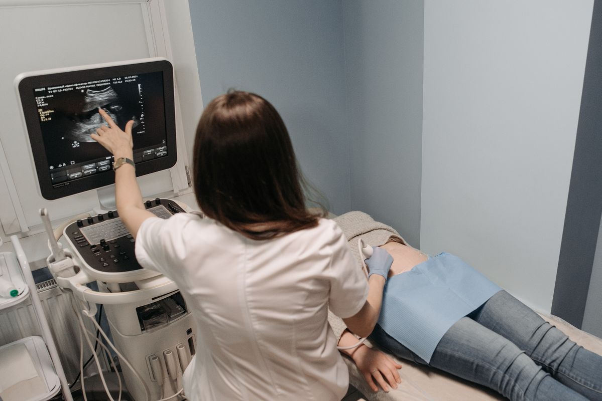 Médecin réalisant une échographie de datation pour confirmer les semaines de grossesse
