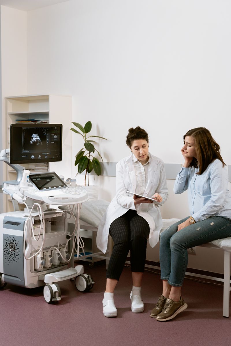 Femme enceinte en consultation avec un professionnel de santé