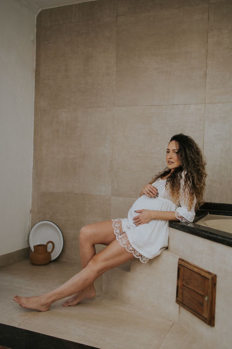 Femme enceinte se relaxant dans une salle de bain lumineuse
