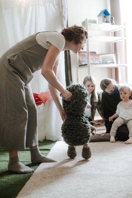 Enfants en activité avec une professionnelle de crèche