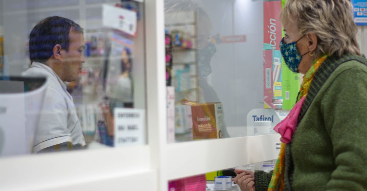 Femme choisissant un test de grossesse en pharmacie