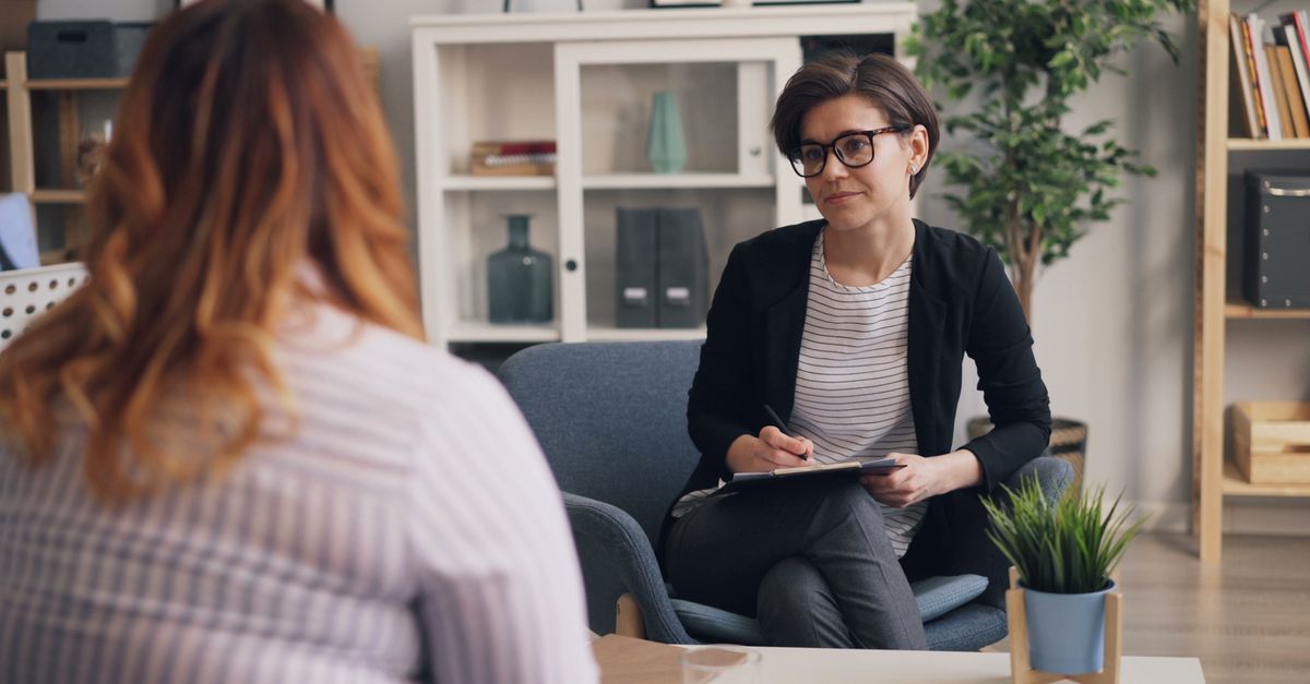 Échange entre deux femmes lors d'une consultation de planification familiale