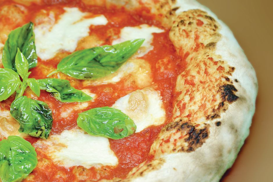 Pizza margherita avec mozzarella bien cuite