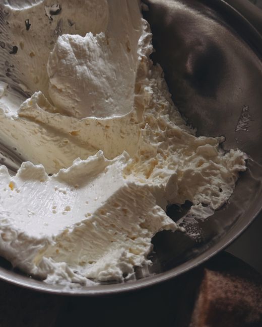 Chantilly fraîchement fouettée dans un bol