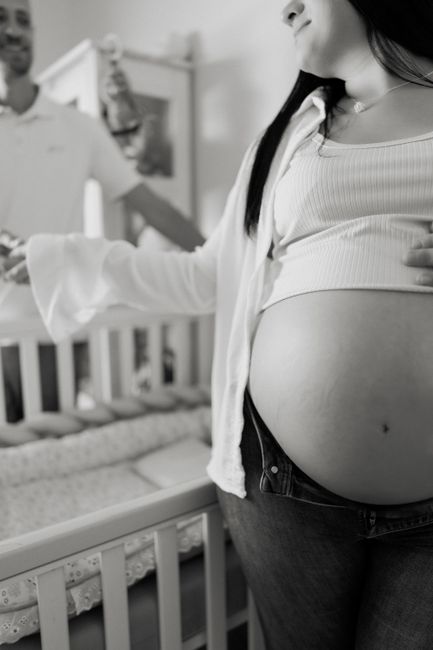 Couple préparant la chambre de bébé