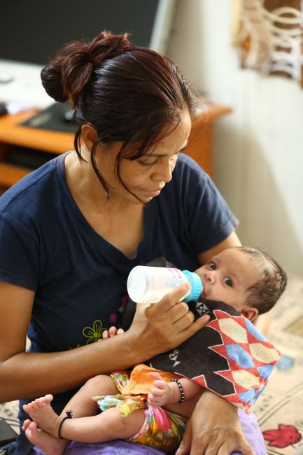 Maman donnant le biberon à son bébé
