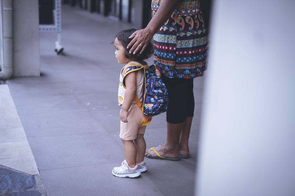 Enfant accompagné lors de son adaptation en crèche