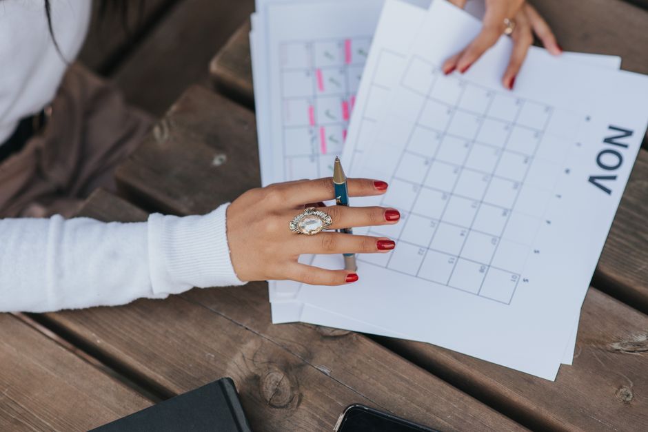 Femme notant les dates importantes de sa grossesse dans un carnet