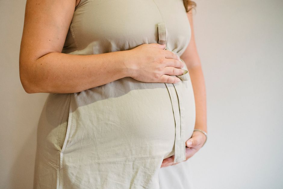 femme enceinte troisième trimestre tenant son ventre