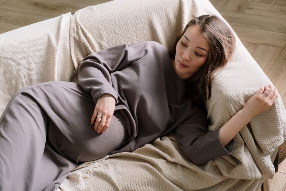 Femme enceinte se reposant à cause de la fatigue