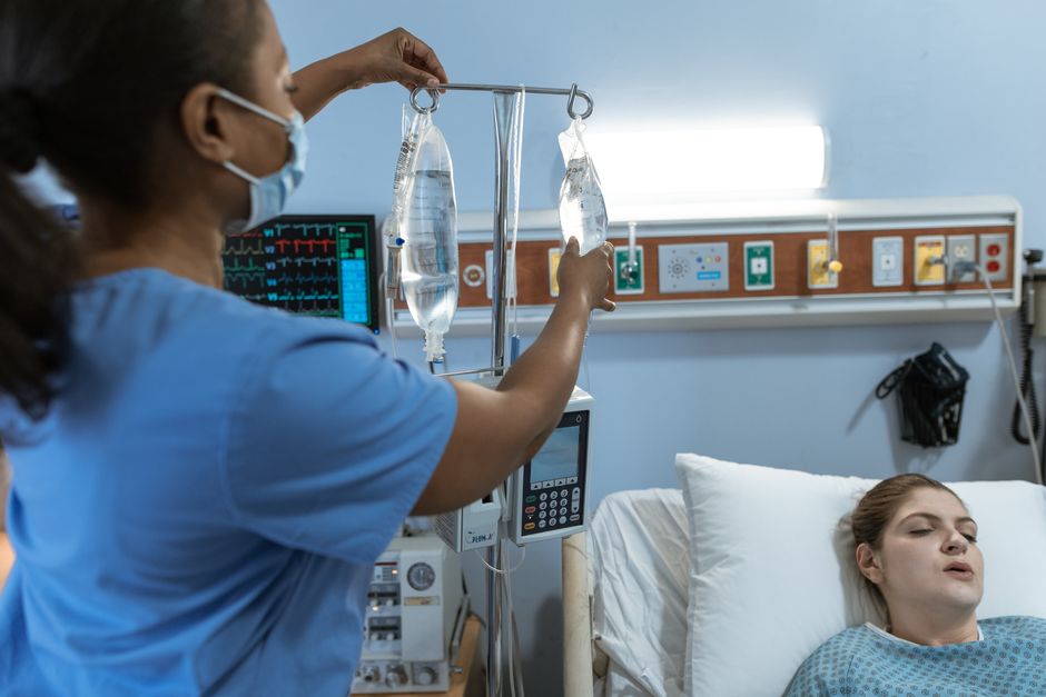 Perfusion et surveillance médicale en salle de naissance