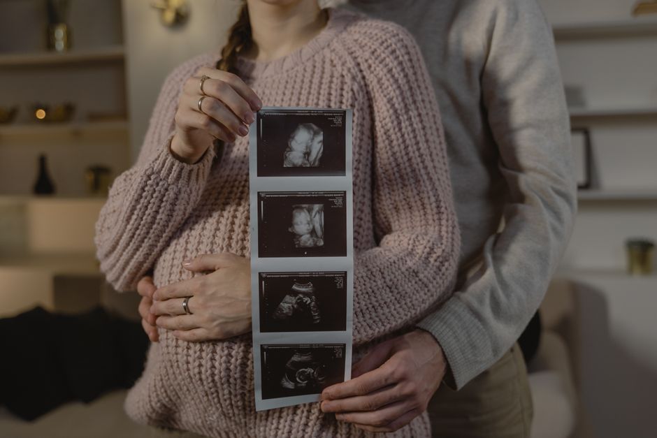 Couple regardant ensemble l'image de la première échographie de grossesse