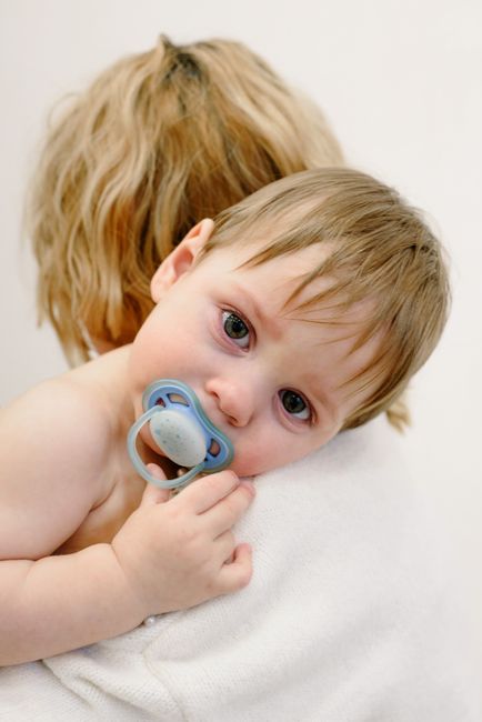 Bébé porté contre l'épaule après le biberon