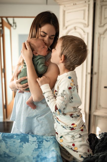 Maman avec son nouveau-né et son grand frère