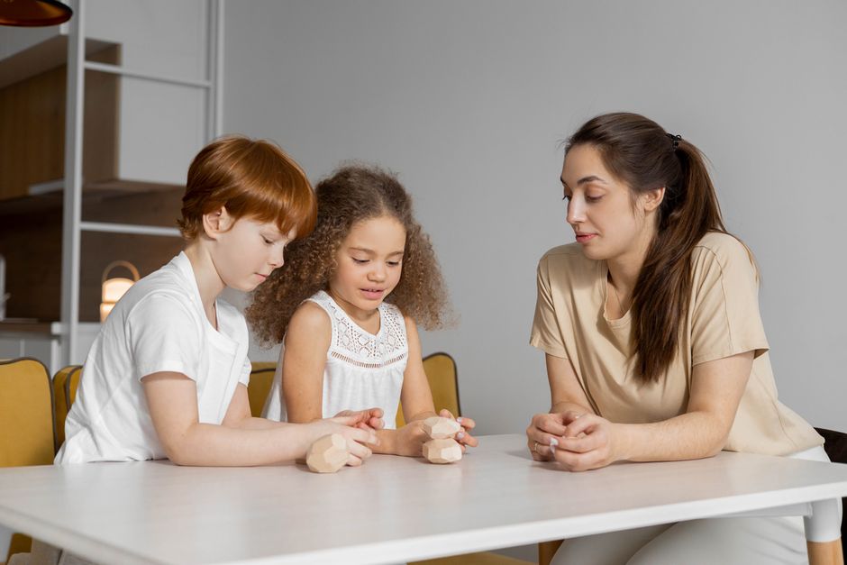 Nounou jouant avec des enfants à domicile