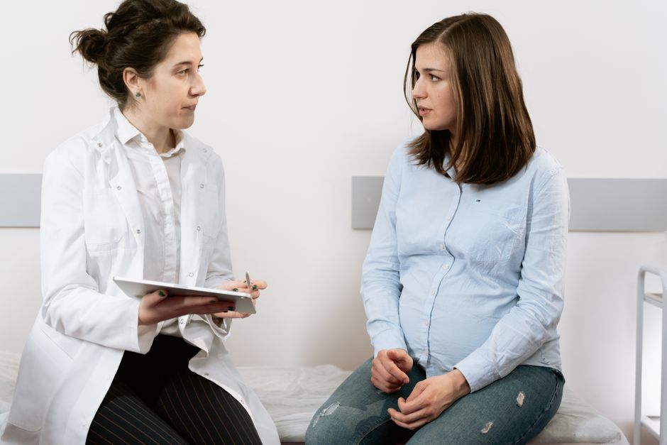 Femme enceinte en consultation avec sa gynécologue pour un examen de grossesse