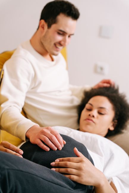 Couple partageant un moment les mains sur le ventre
