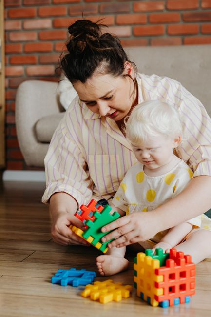 Garde d'enfant à domicile avec jeux de construction