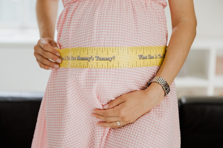 Ventre de femme enceinte mesuré au ruban pendant le deuxième trimestre
