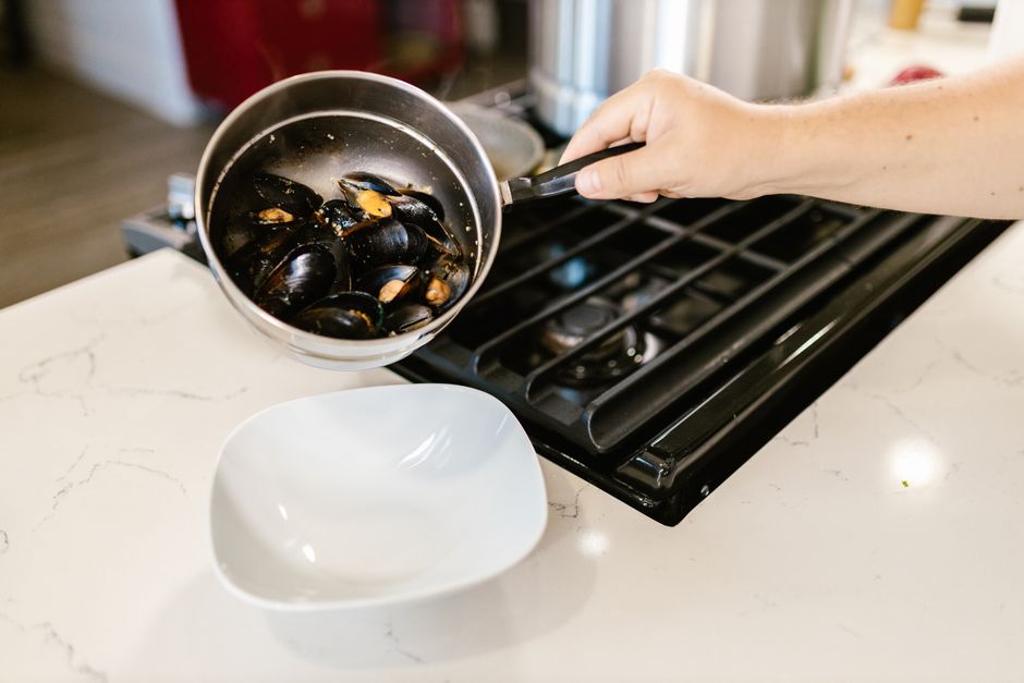 Préparation de moules fraîches avant cuisson