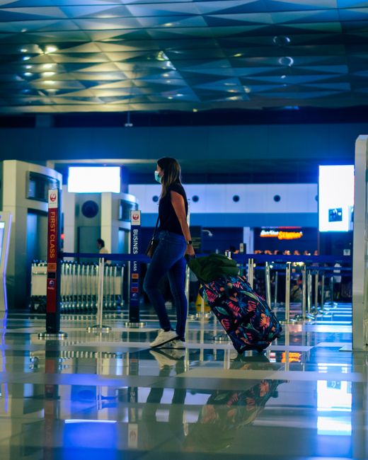 Voyageuse avec bagages traversant l'aéroport