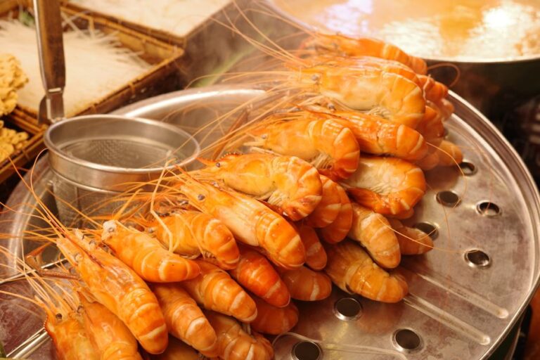 Crevettes fraichement cuites a la vapeur sur un plateau
