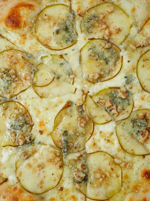 Pizza à la poire et au gorgonzola cuit au four