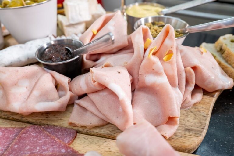 Plateau de charcuterie avec mortadelle pour femme enceinte