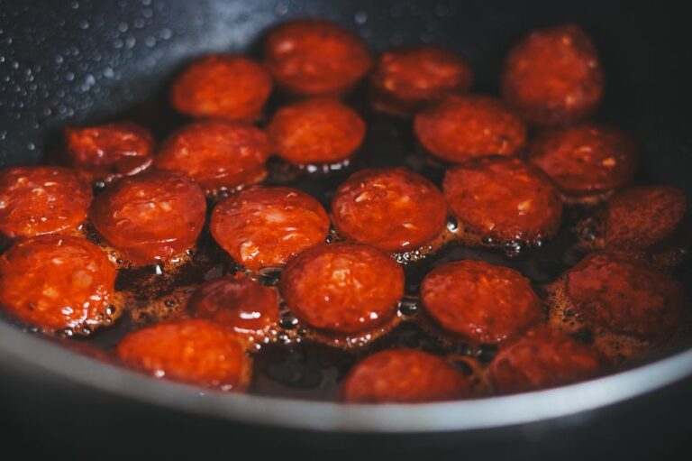 Chorizo tranche en train de cuire a la poele