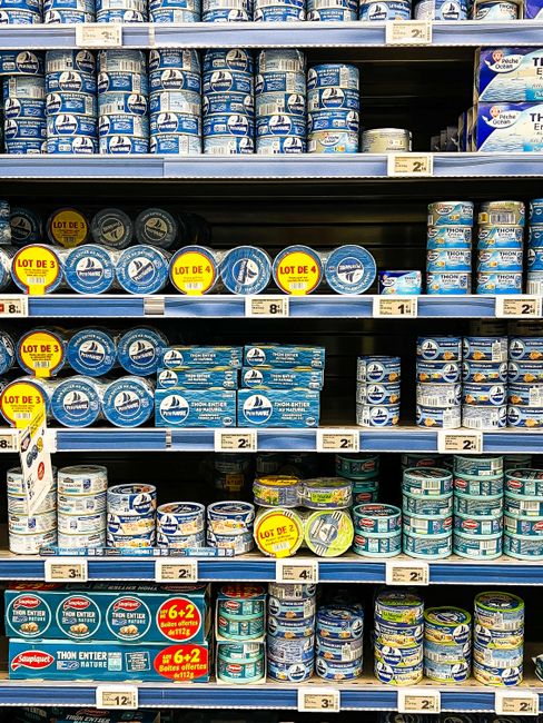 Boîtes de sardines et de thon en rayon de supermarché