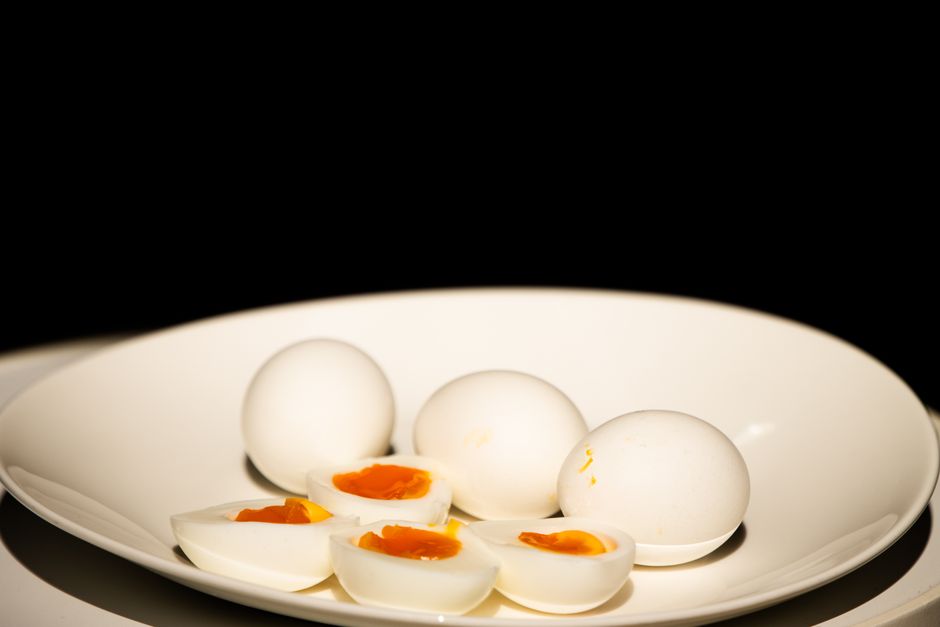 Oeufs durs coupes sur une assiette blanche