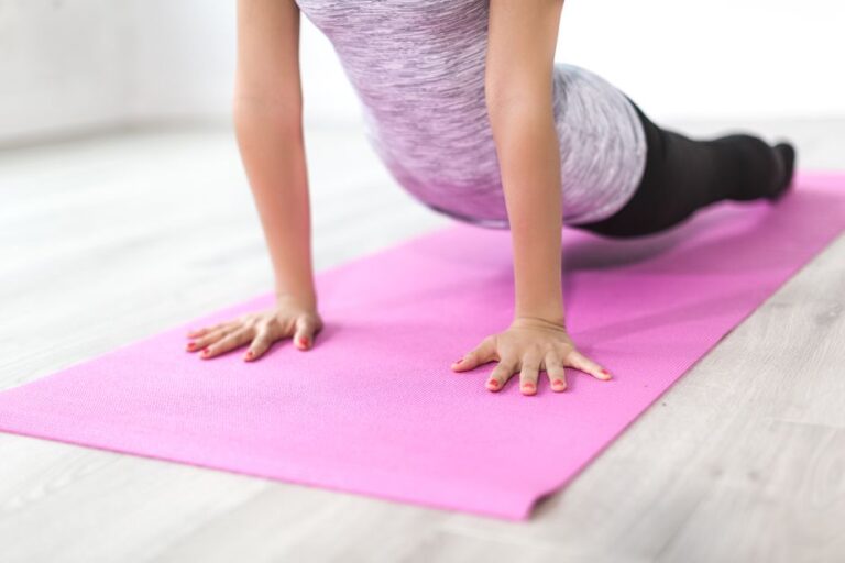 Femme faisant des exercices sur un tapis de sol