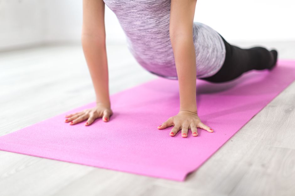 Femme faisant des exercices sur un tapis de sol