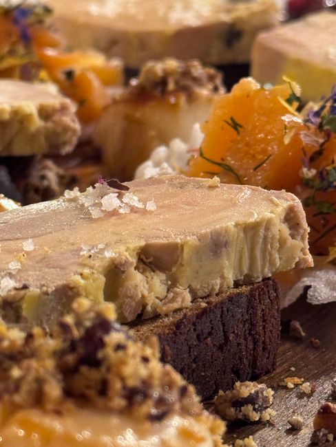 Plateau de foie gras avec garnitures colorées
