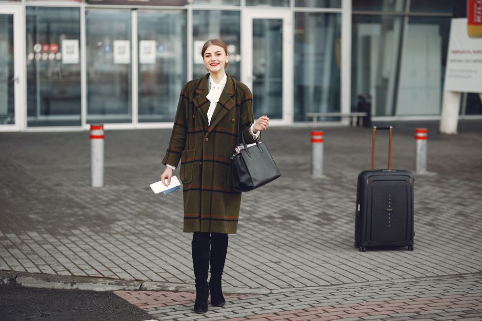 Femme avec valise a l aeroport pour un voyage