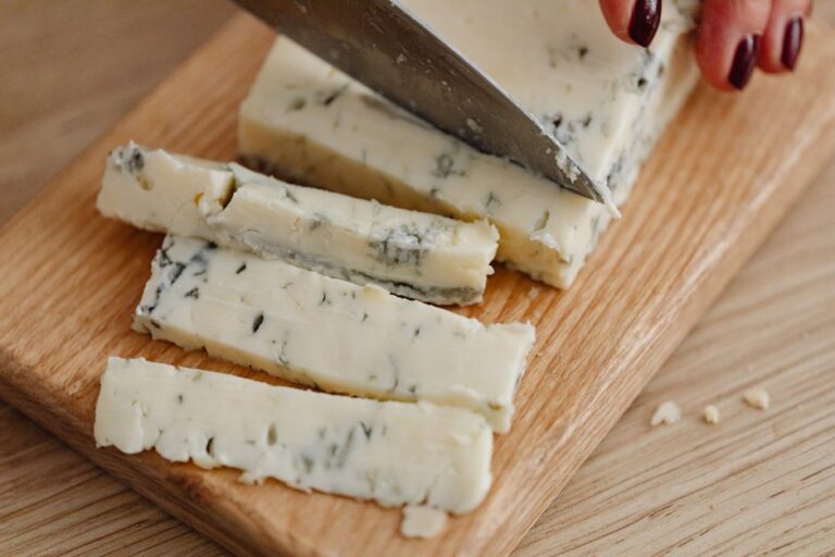 Tranche de gorgonzola sur une planche en bois