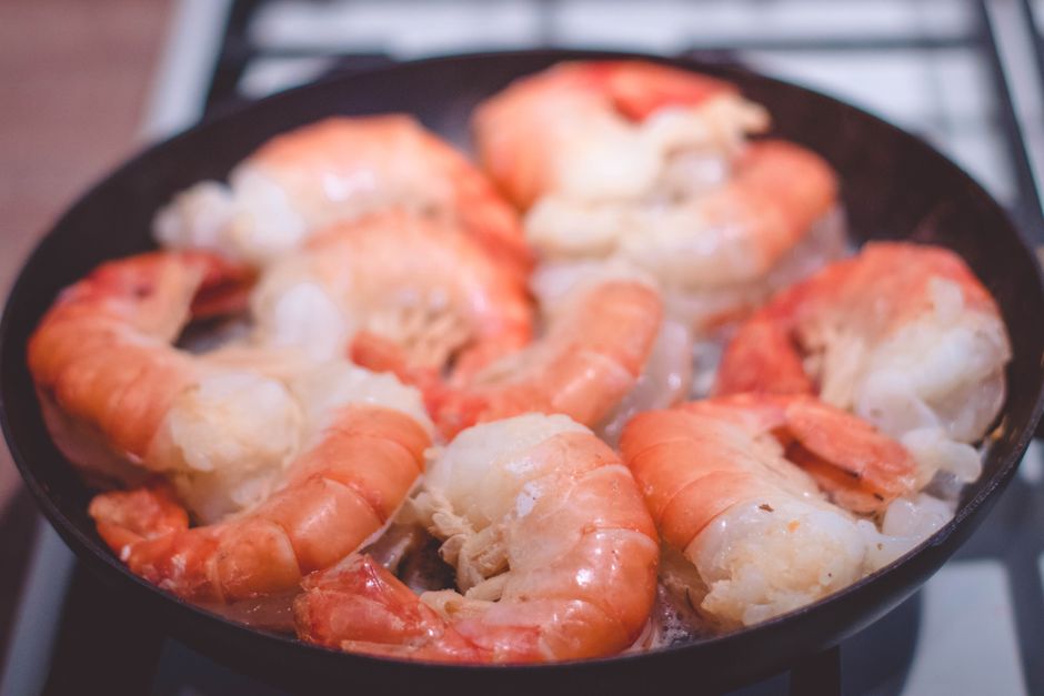 Crevettes en train de cuire à la poêle