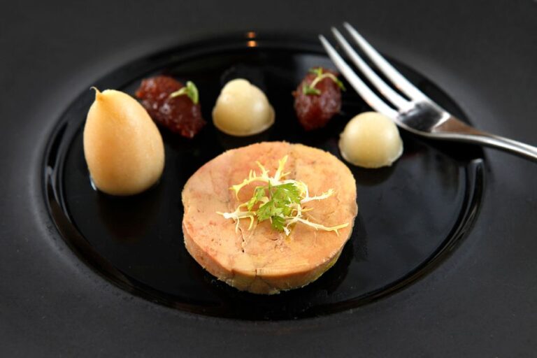 Foie gras servi sur une assiette avec garniture