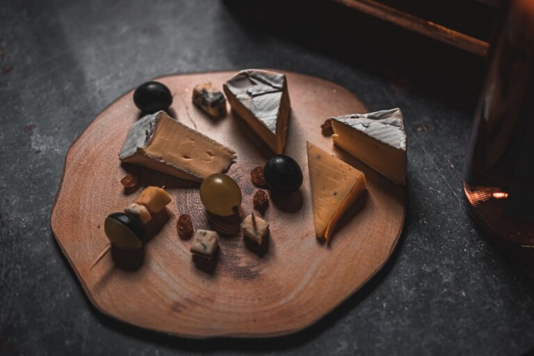 Plateau de fromages varié posé sur une planche en bois