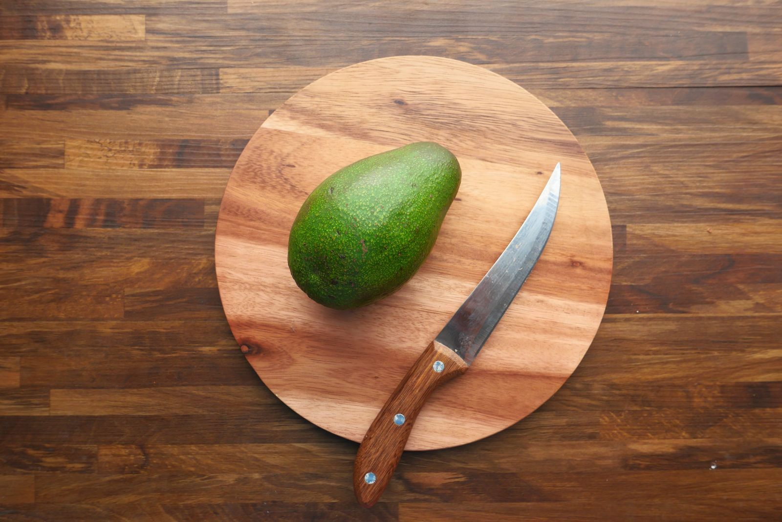 Avocat mûr sur une planche, peau à rincer avant de le couper