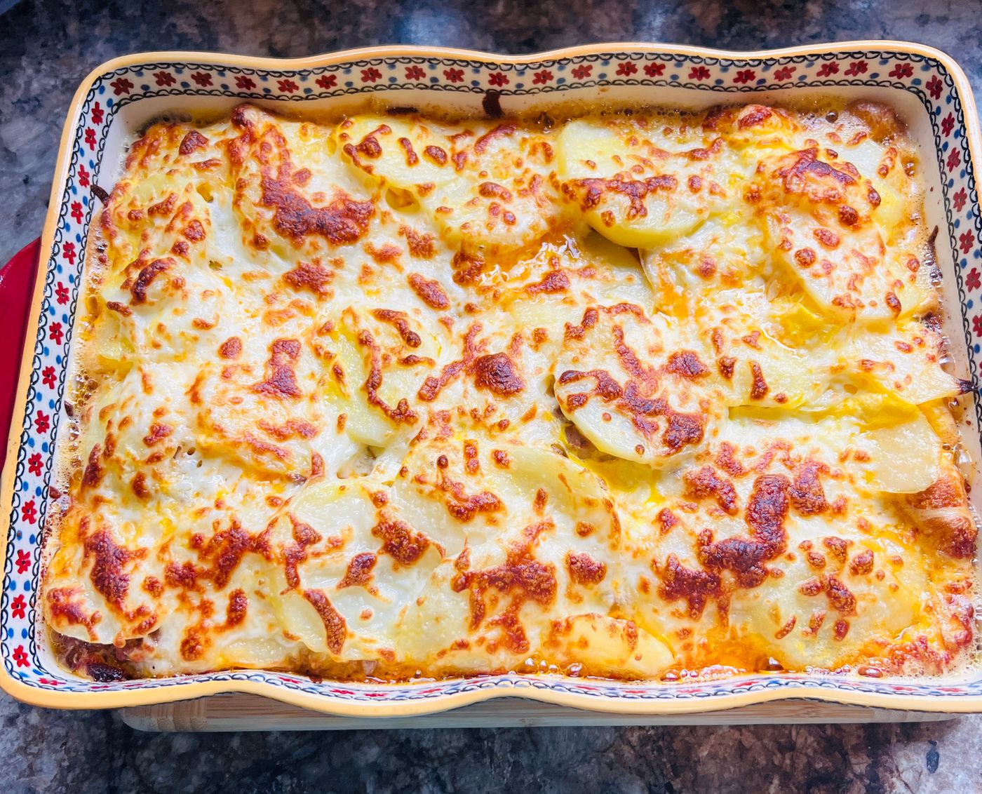 Gratin de pommes de terre au fromage doré sorti du four