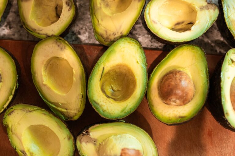 Avocats mûrs coupés en deux, riches en folates et bons gras