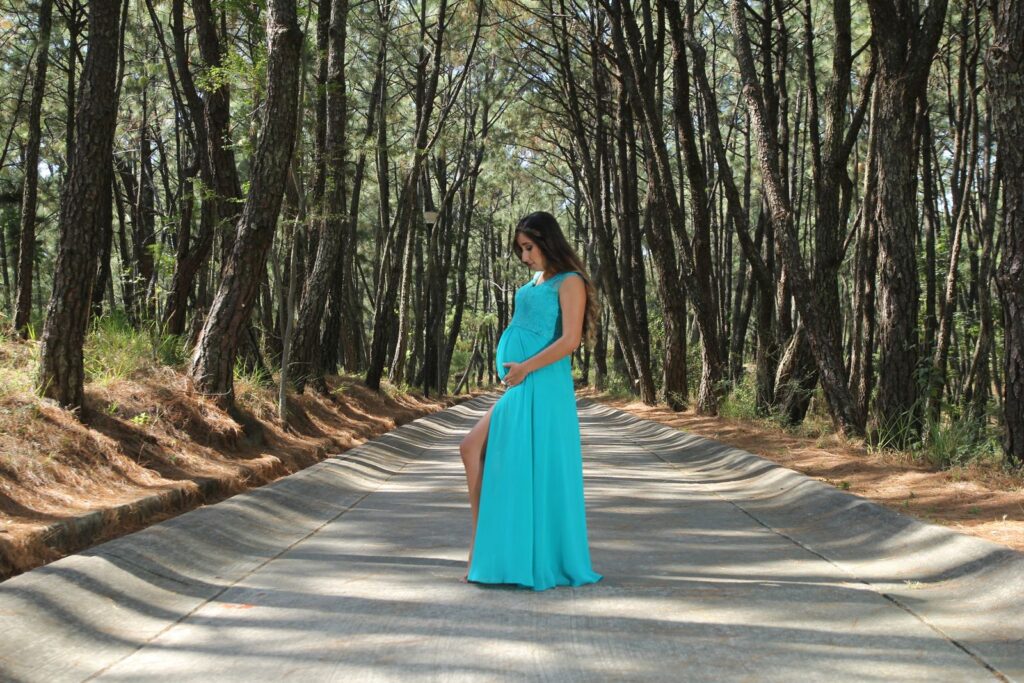 Femme enceinte marchant sur un chemin au 1er trimestre de grossesse