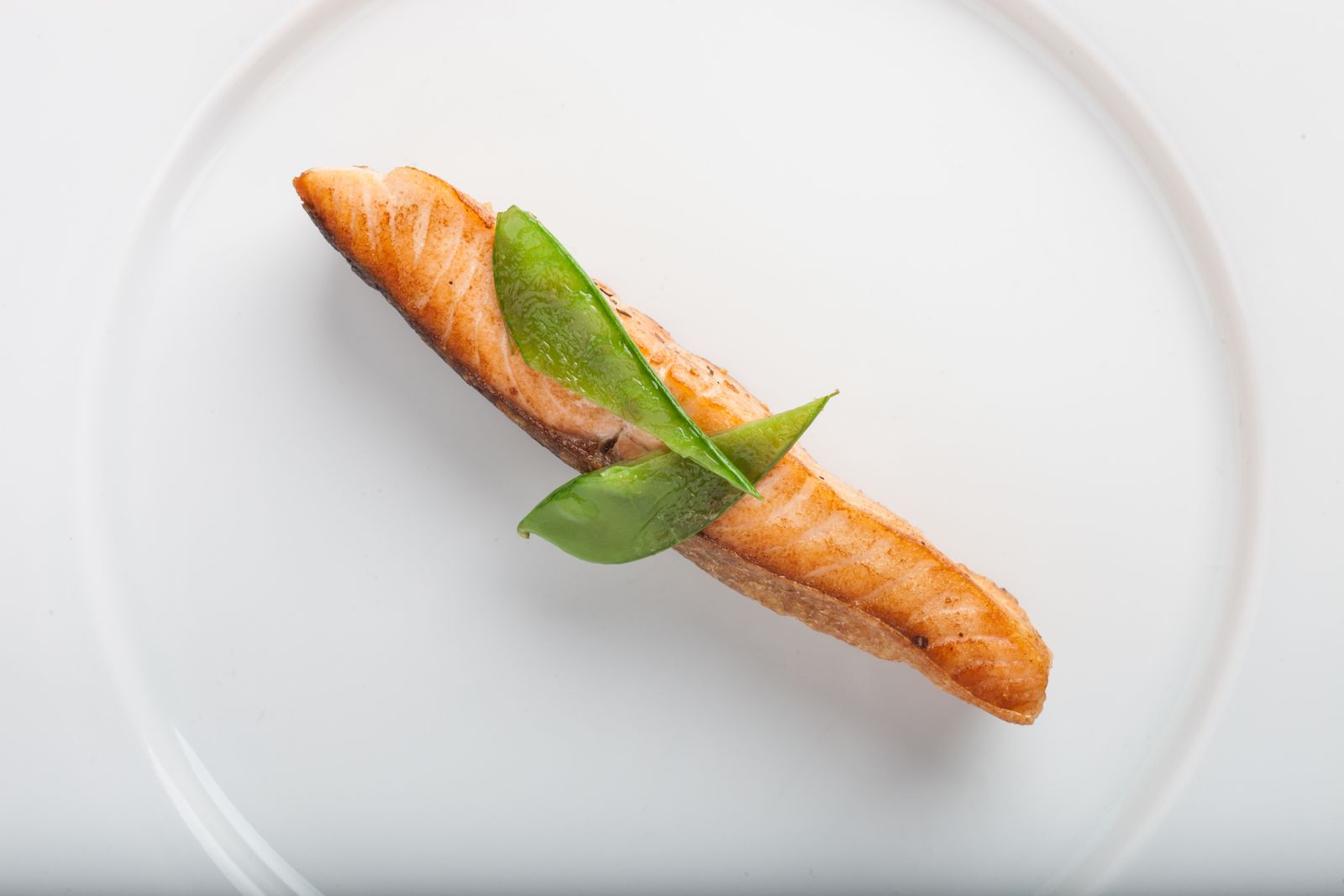 Assiette de saumon grillé et légumes verts